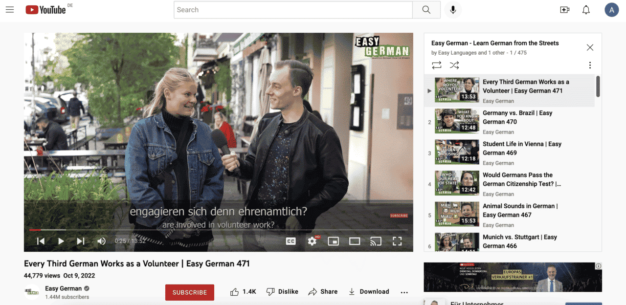 Man in Lederjacke interviewed blonde Frau in Jeansjacke