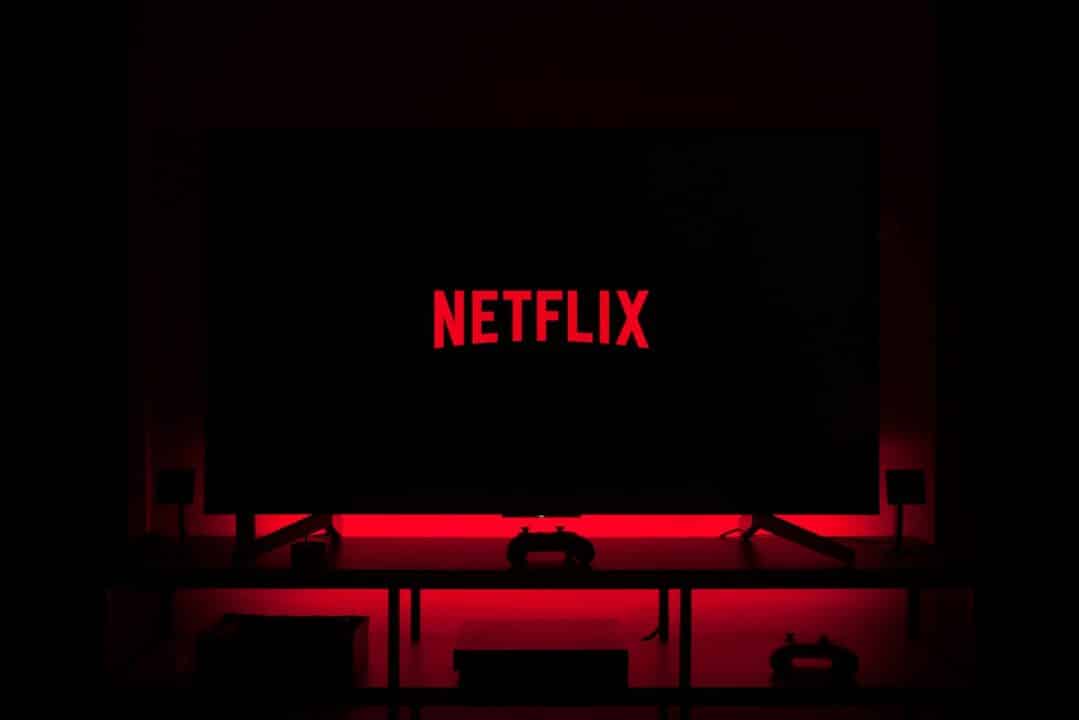 Flachbildfernseher mit Netflix-Logo